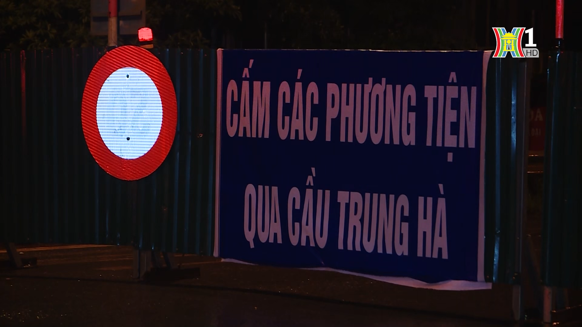 Hà Nội cấm và hạn chế phương tiện lưu thông qua nhiều cầu do diễn biến phức tạp của mưa lũ.